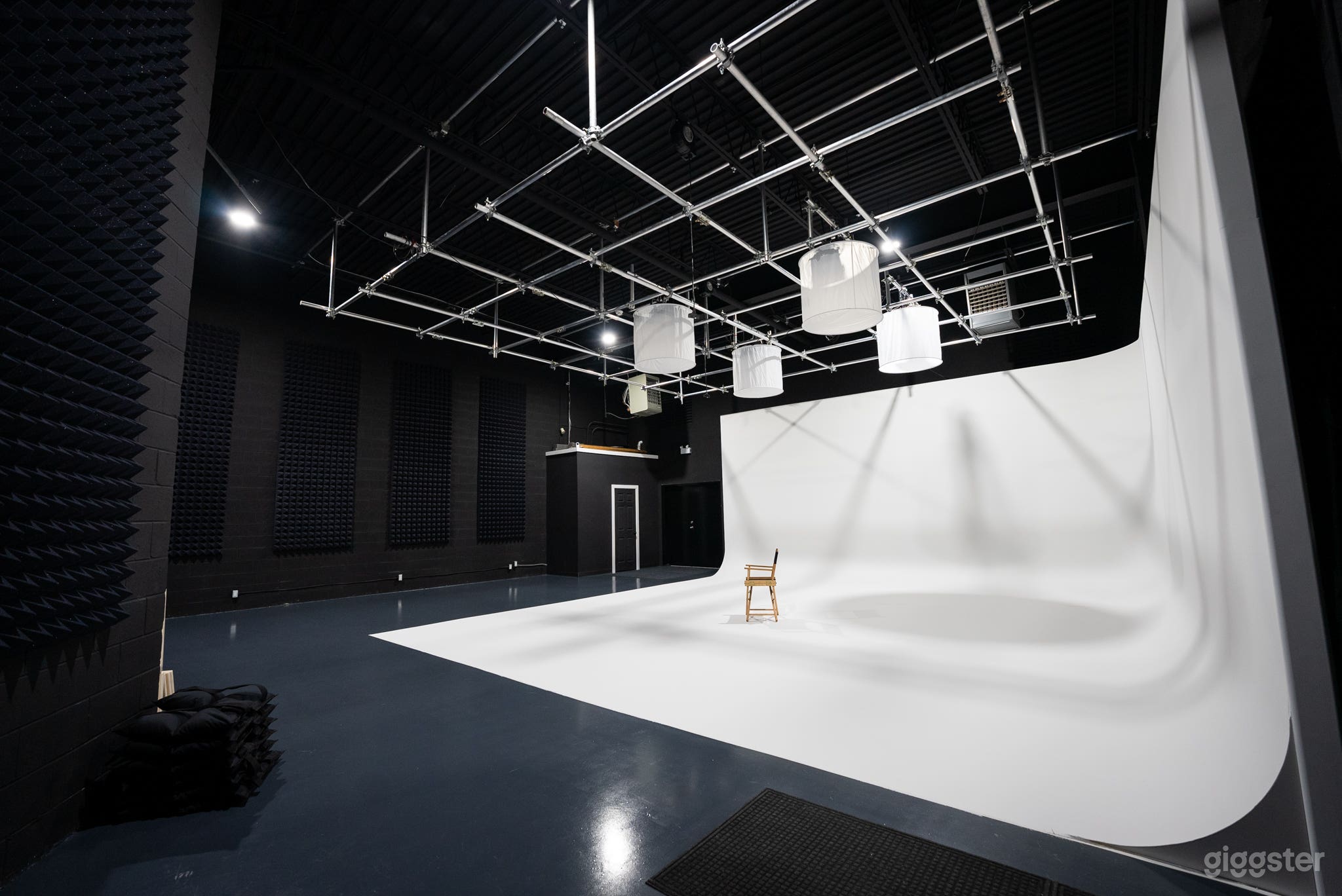 Modern Film/Photo Studio w/ Cyclorama Wall Photo 3