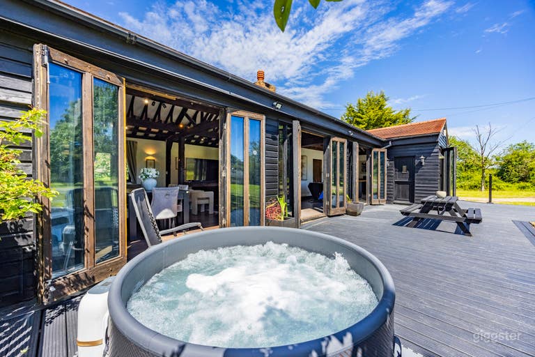  The Essex Barn House - Hot Tub, Large Front Garden, BBQ 