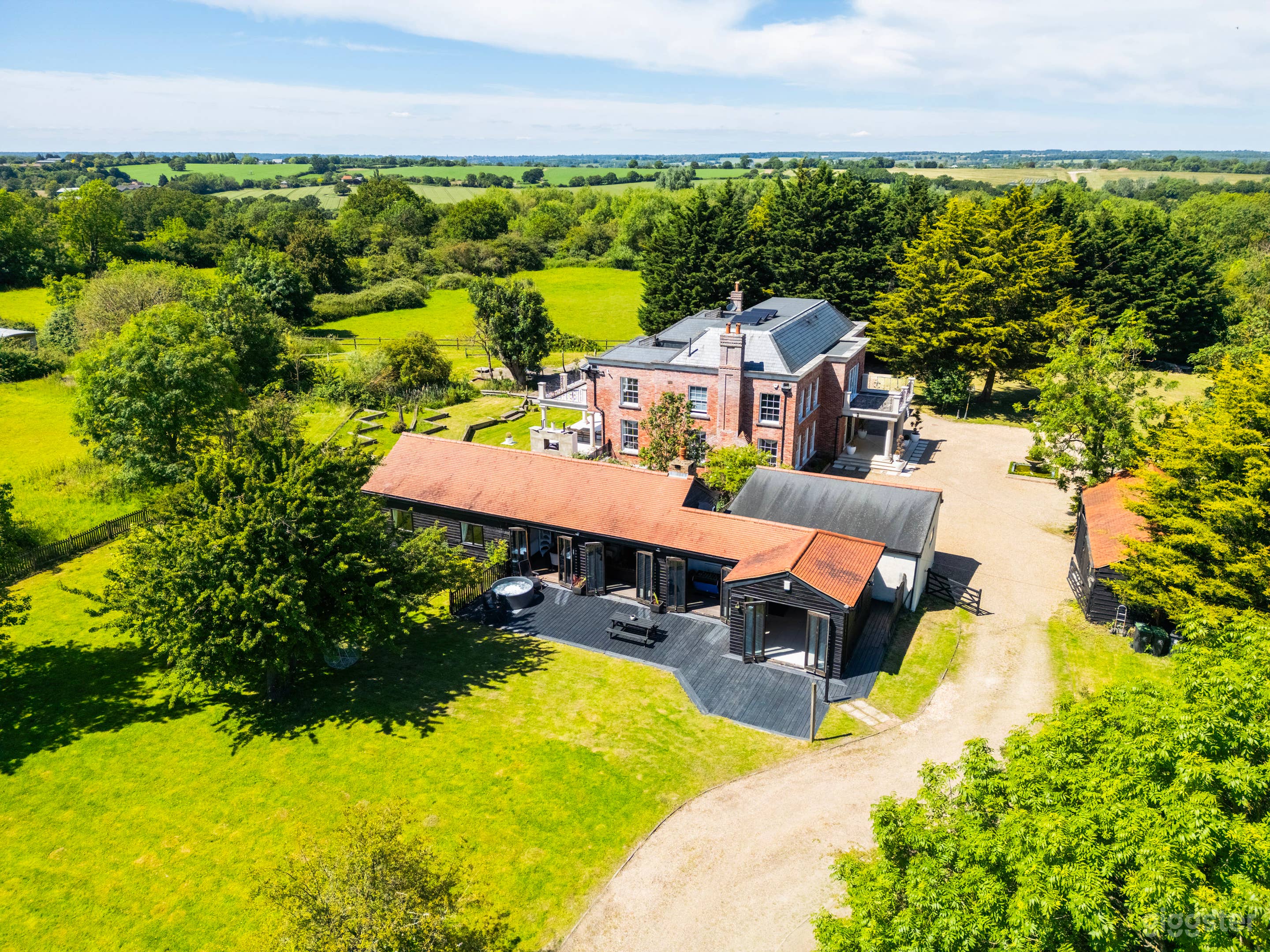 The Essex Barn House - Hot Tub, Large Front Garden, BBQ Photo 3
