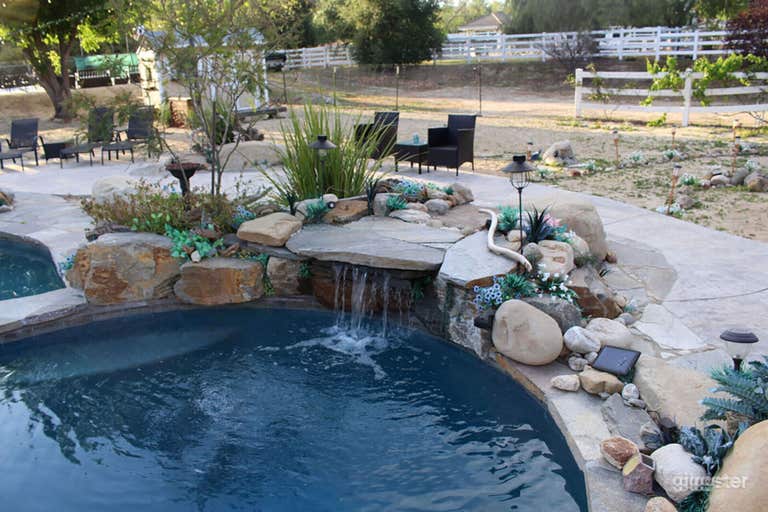  Large Natural Rock Pool With Waterfalls 