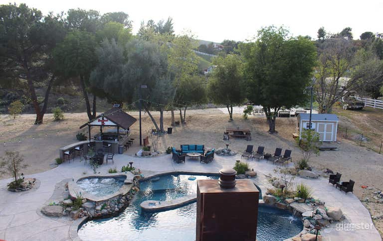  Large Natural Rock Pool With Waterfalls 