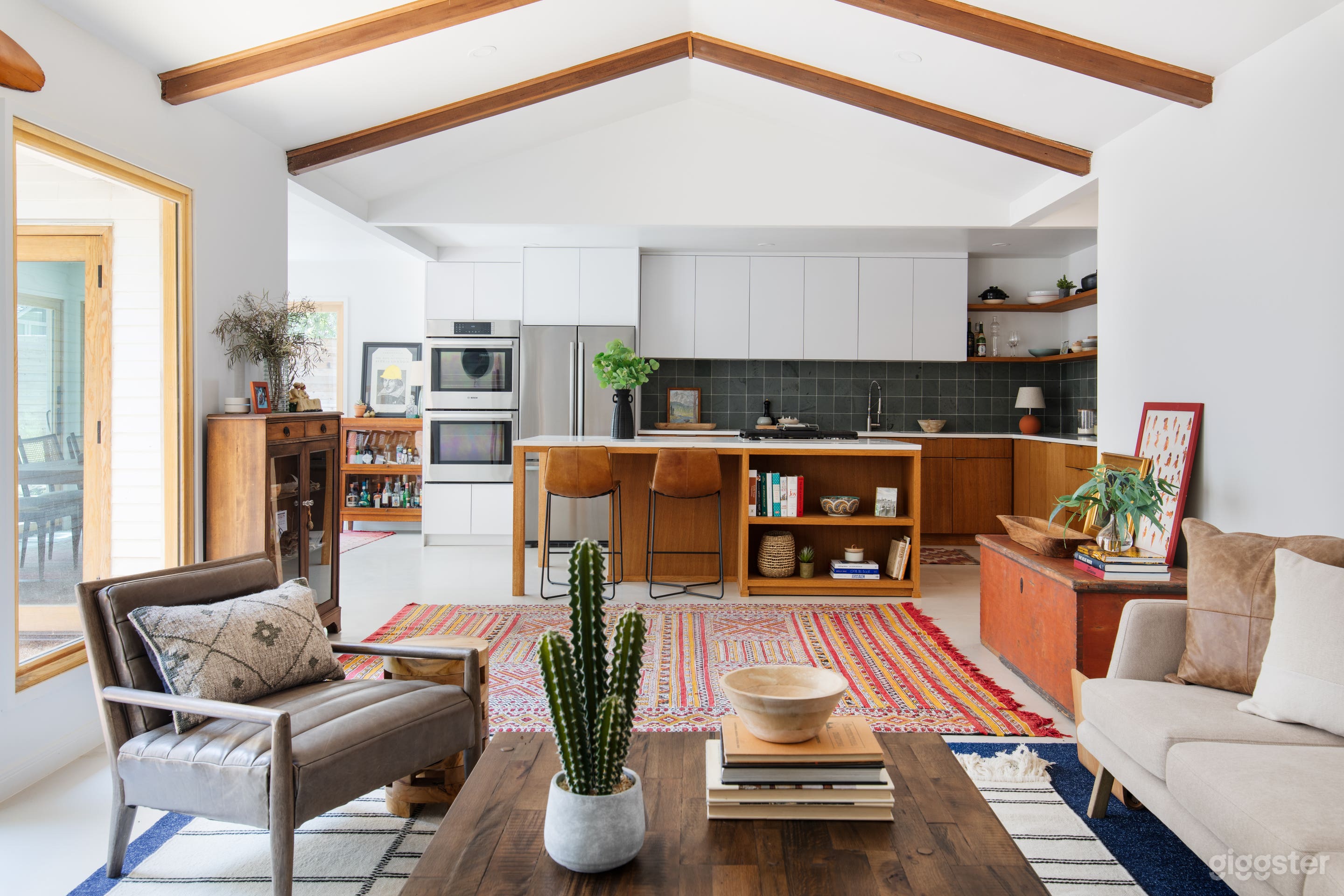 Bright and modern mid-century home Photo 2