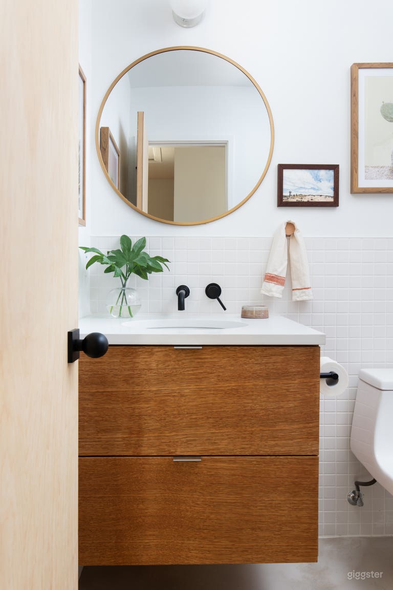  Bright and modern mid-century home 