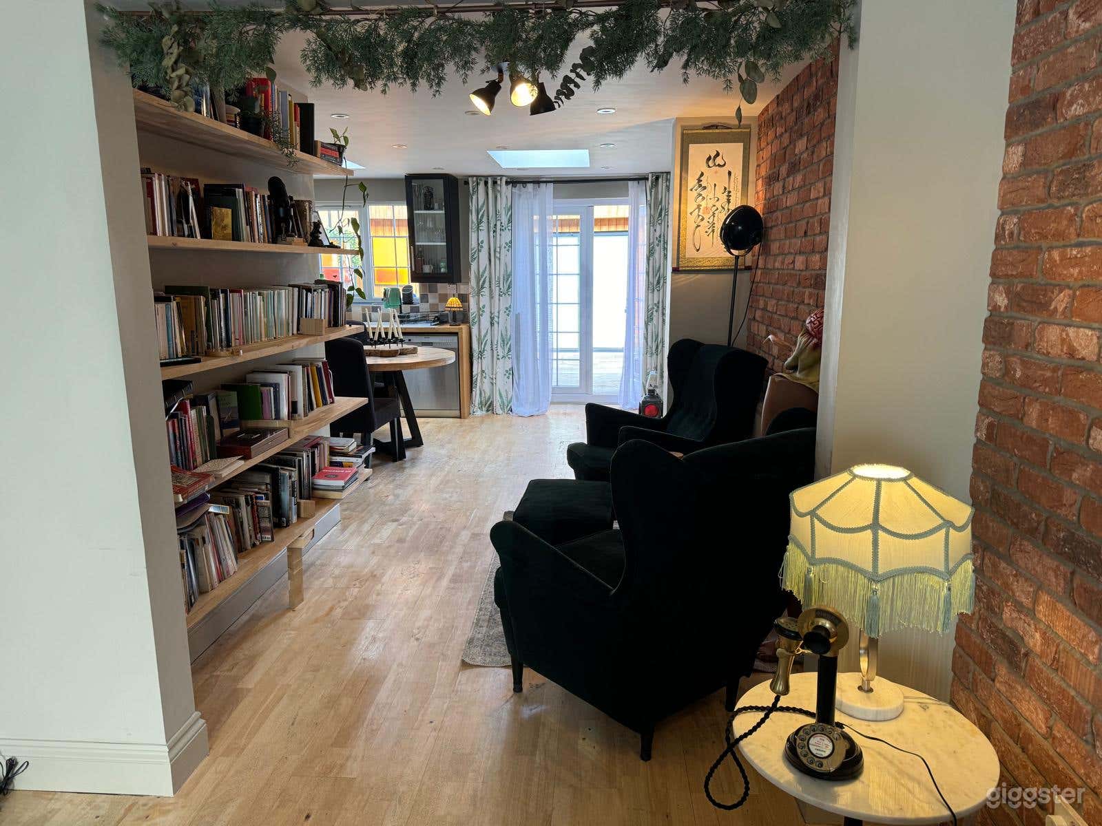 South West Gem: Brick Walls, Natural Light &amp; Arty Patio Photo 3