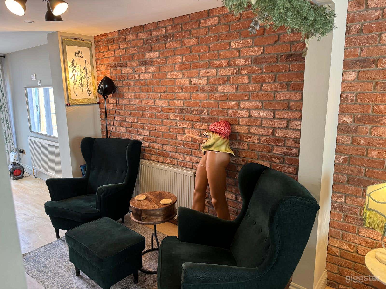 South West Gem: Brick Walls, Natural Light &amp; Arty Patio Photo 2