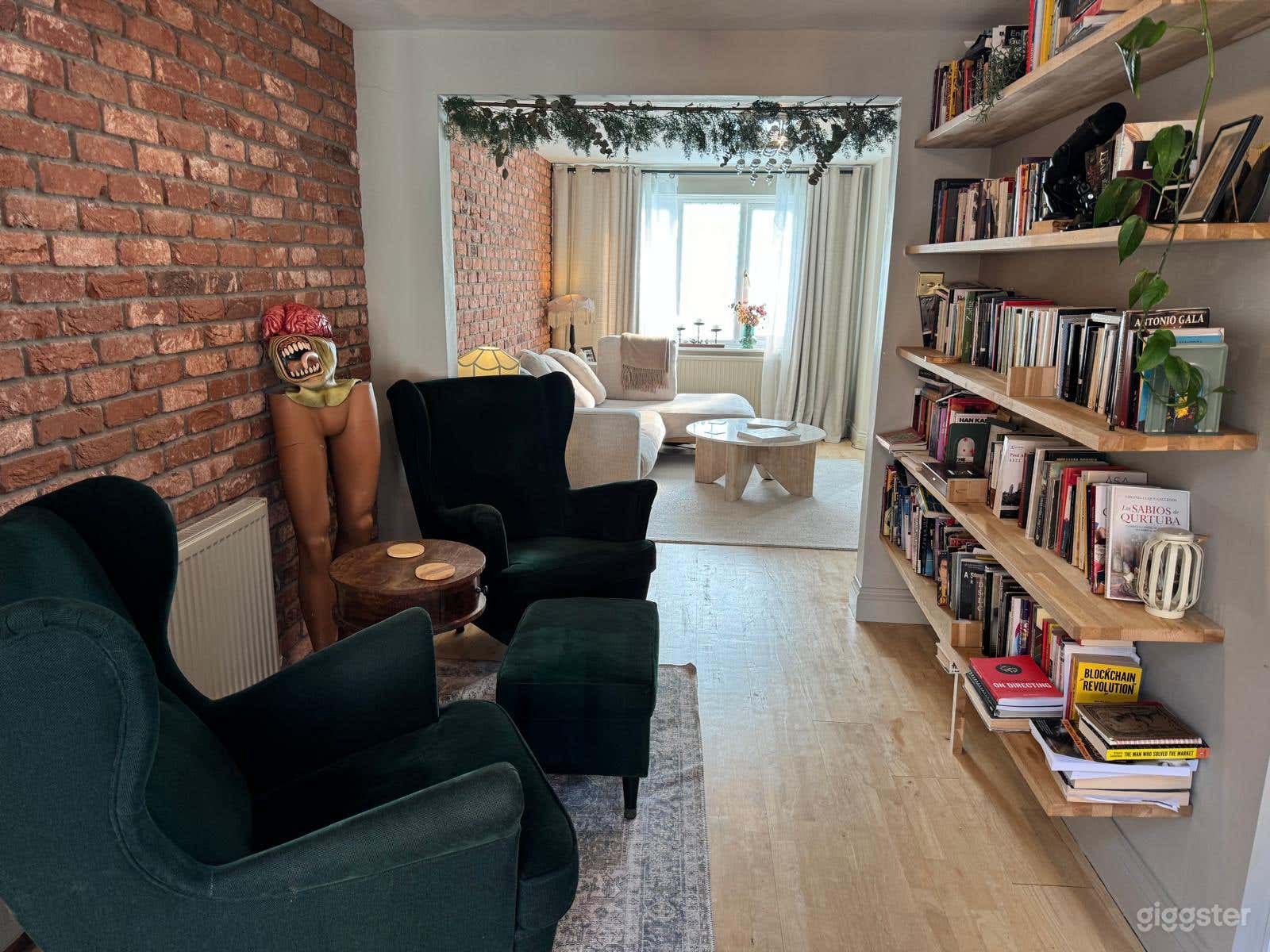 South West Gem: Brick Walls, Natural Light &amp; Arty Patio Photo 4