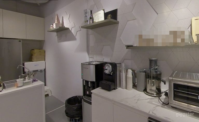  Regular Workstations in a Modern Co-Sharing Kitchen Studio in Singapore 