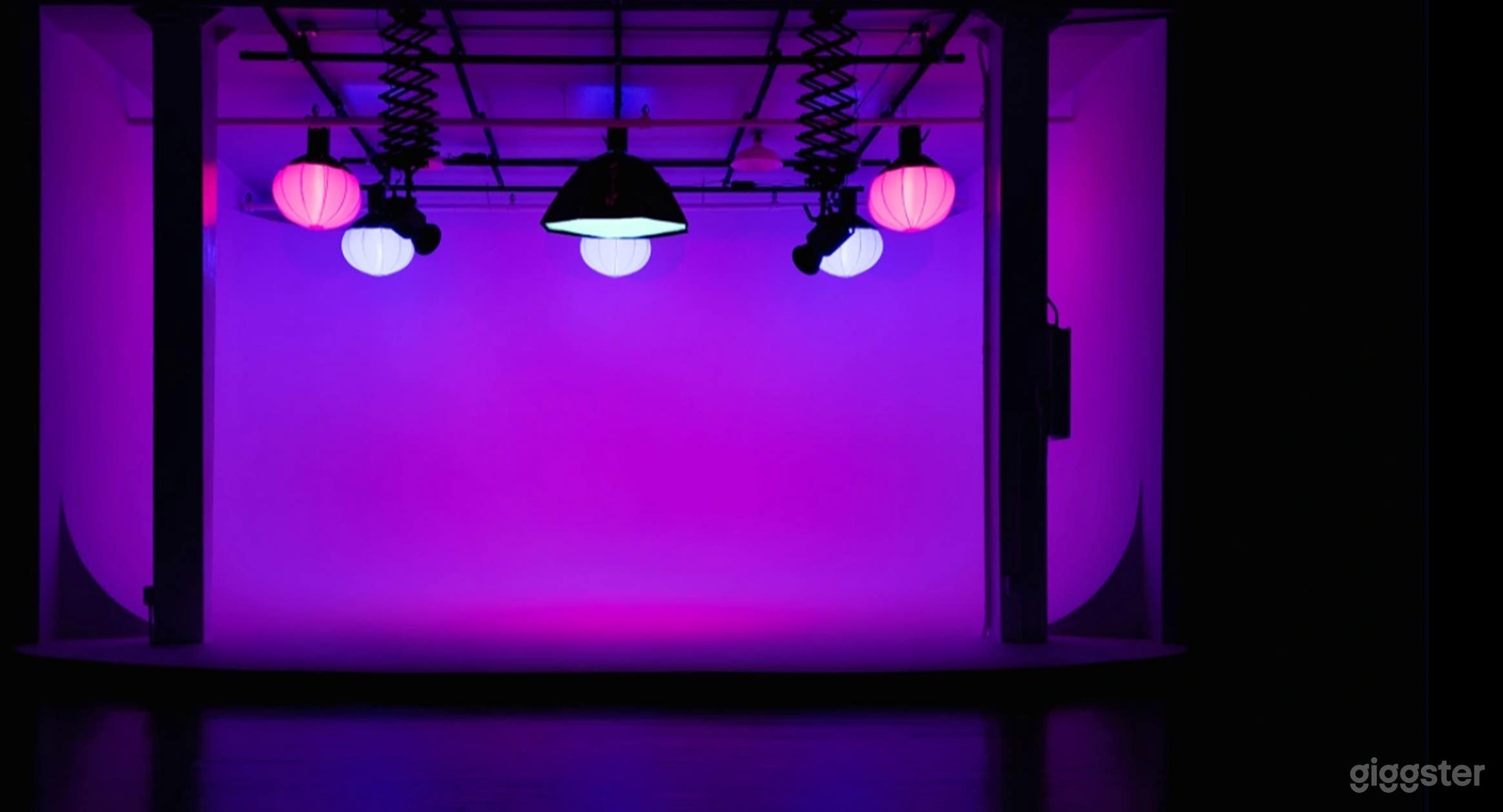 Newest Cyc Wall Studio w/ Lighting Grid - KC Crossroads Photo 2