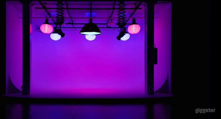  Estudio más nuevo de pared cíclica con cuadrícula de iluminación - KC Crossroads 