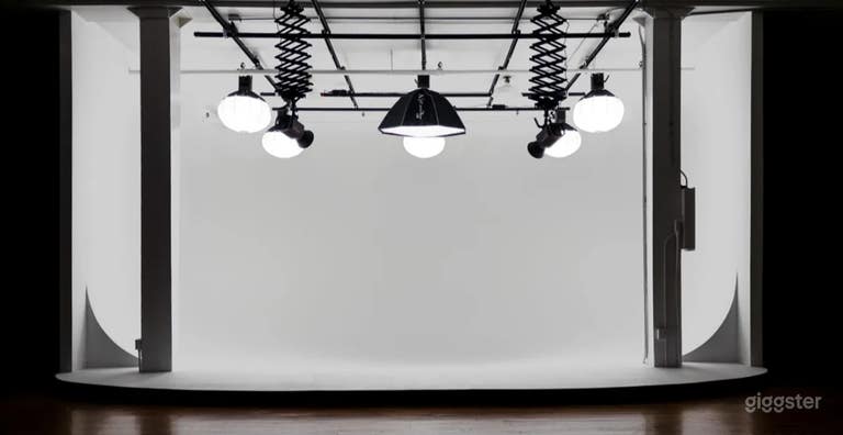  Estudio más nuevo de pared cíclica con cuadrícula de iluminación - KC Crossroads 