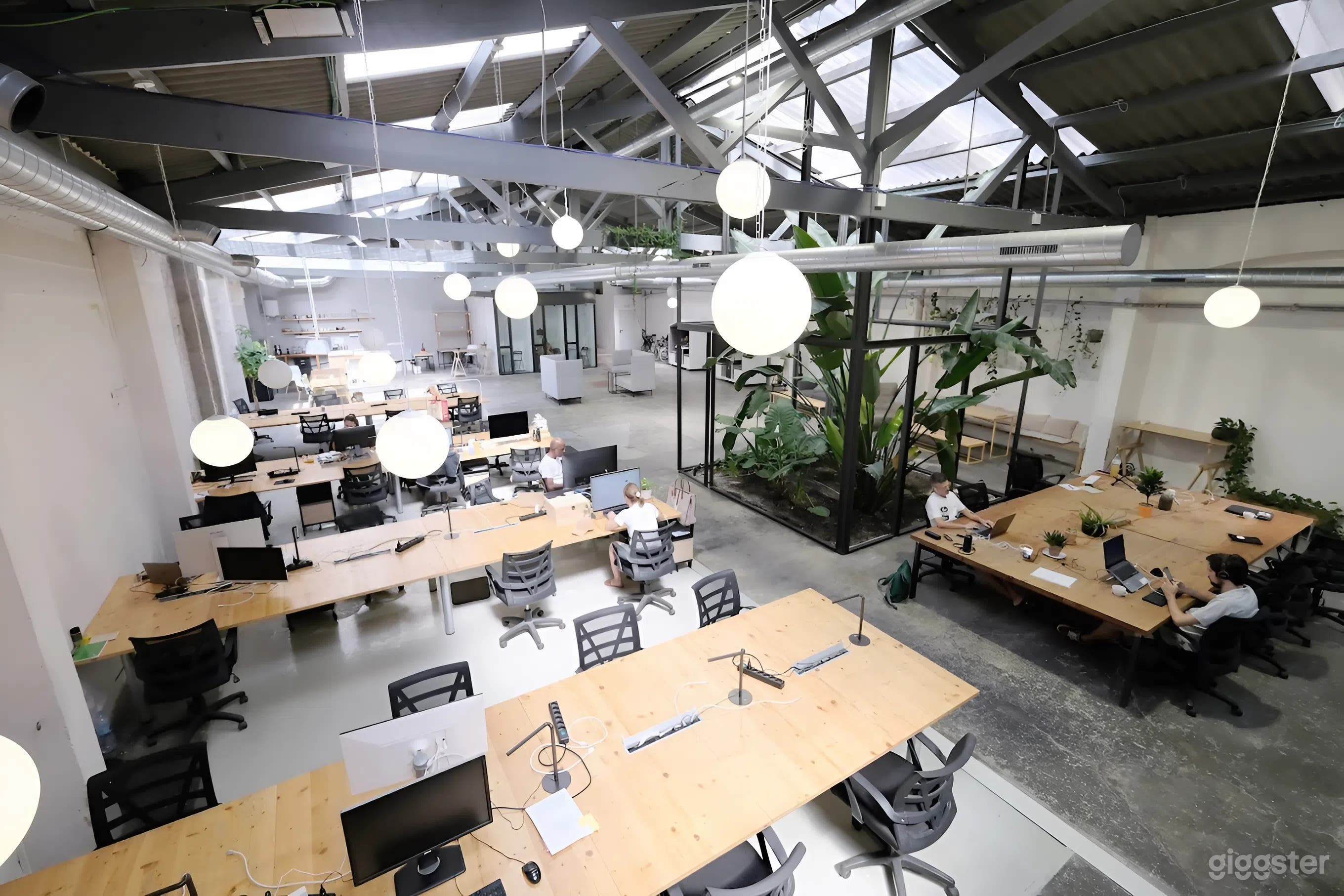 Salón de Jardín Espacioso con Luz Natural en el Centro de Barcelona Foto 3
