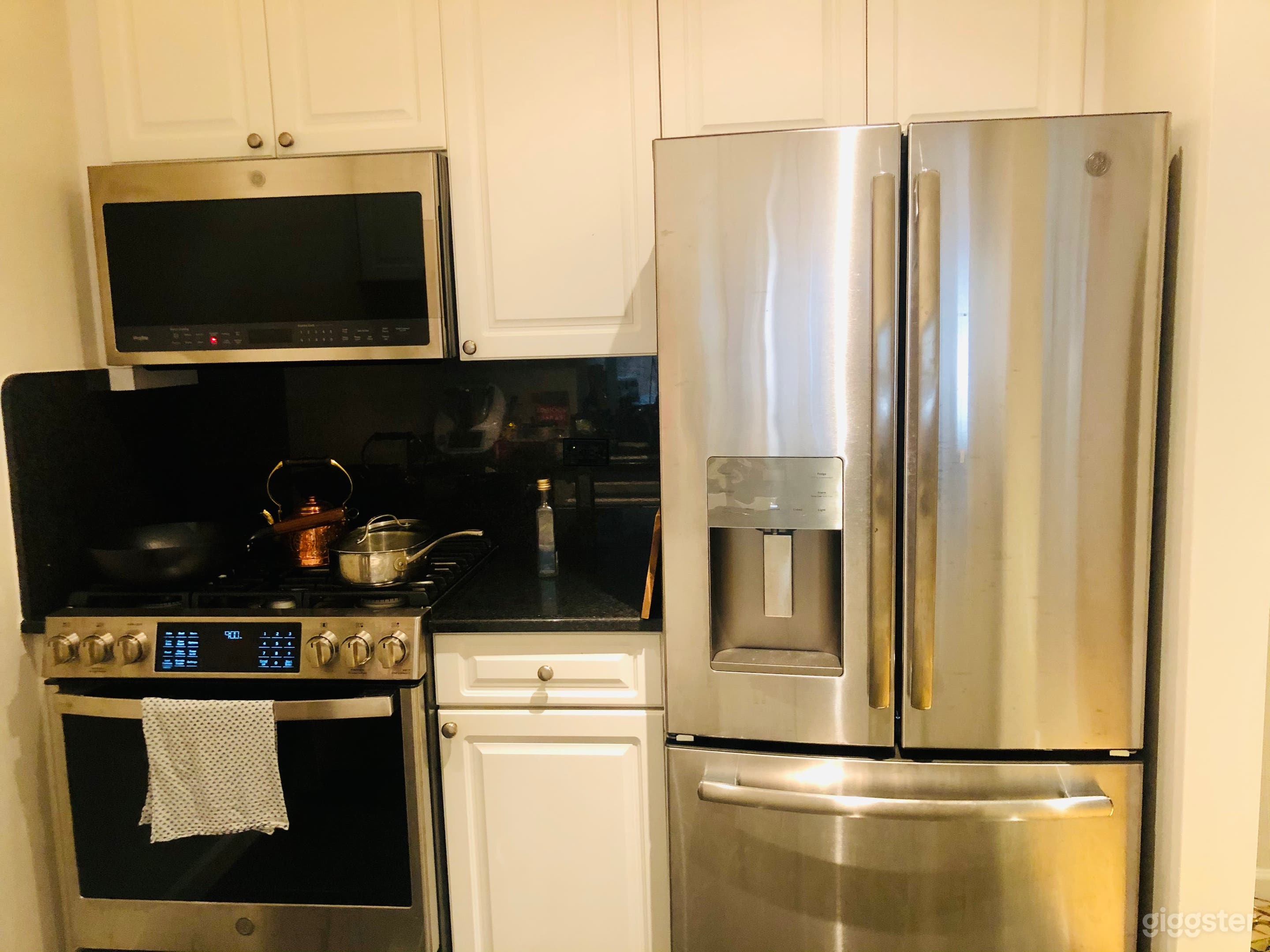 Luxury Artistic Gracious NYC 1B Apartment Photo 4