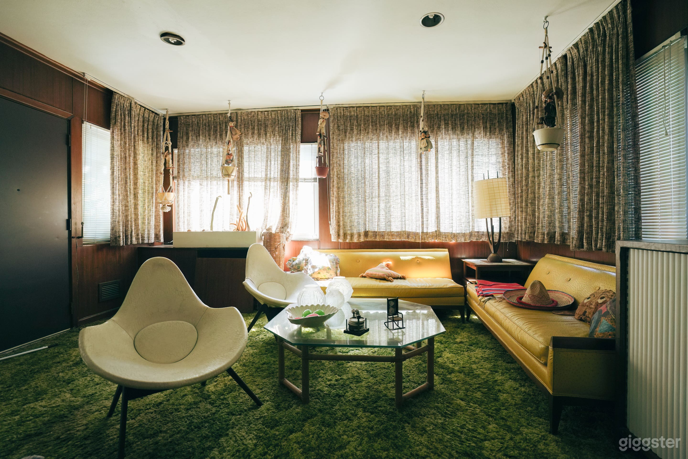 Vintage Furnished Retro House with Light, Carpets Photo 4