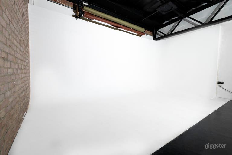  Photography, Film Black Out Studio Fully Equipped 