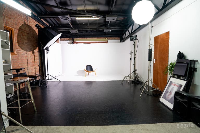  Photography, Film Black Out Studio Fully Equipped 