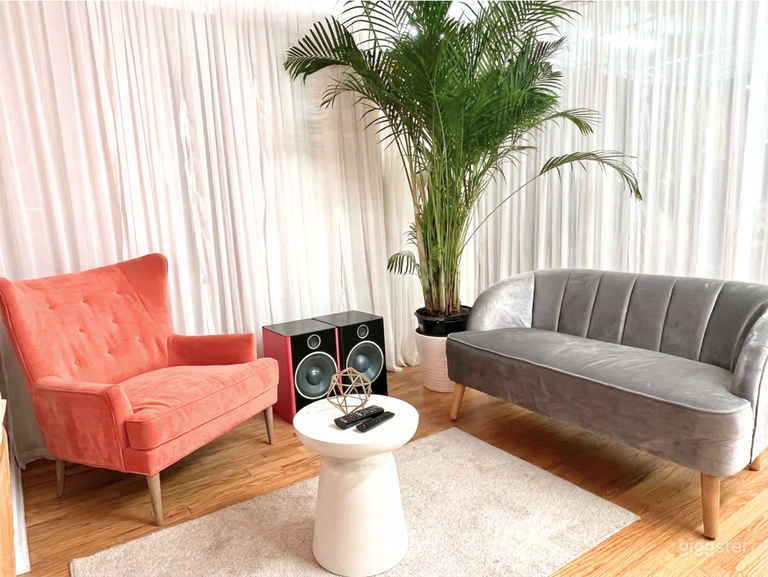  FULL SERVICE PRODUCTION STUDIO – Photo/Film + Props/Costumes 