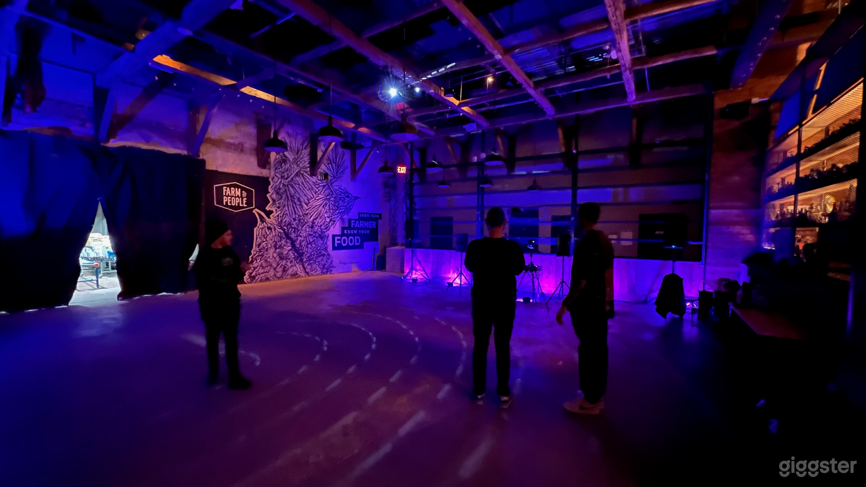 Artsy and Spacious Warehouse with Bar Photo 3