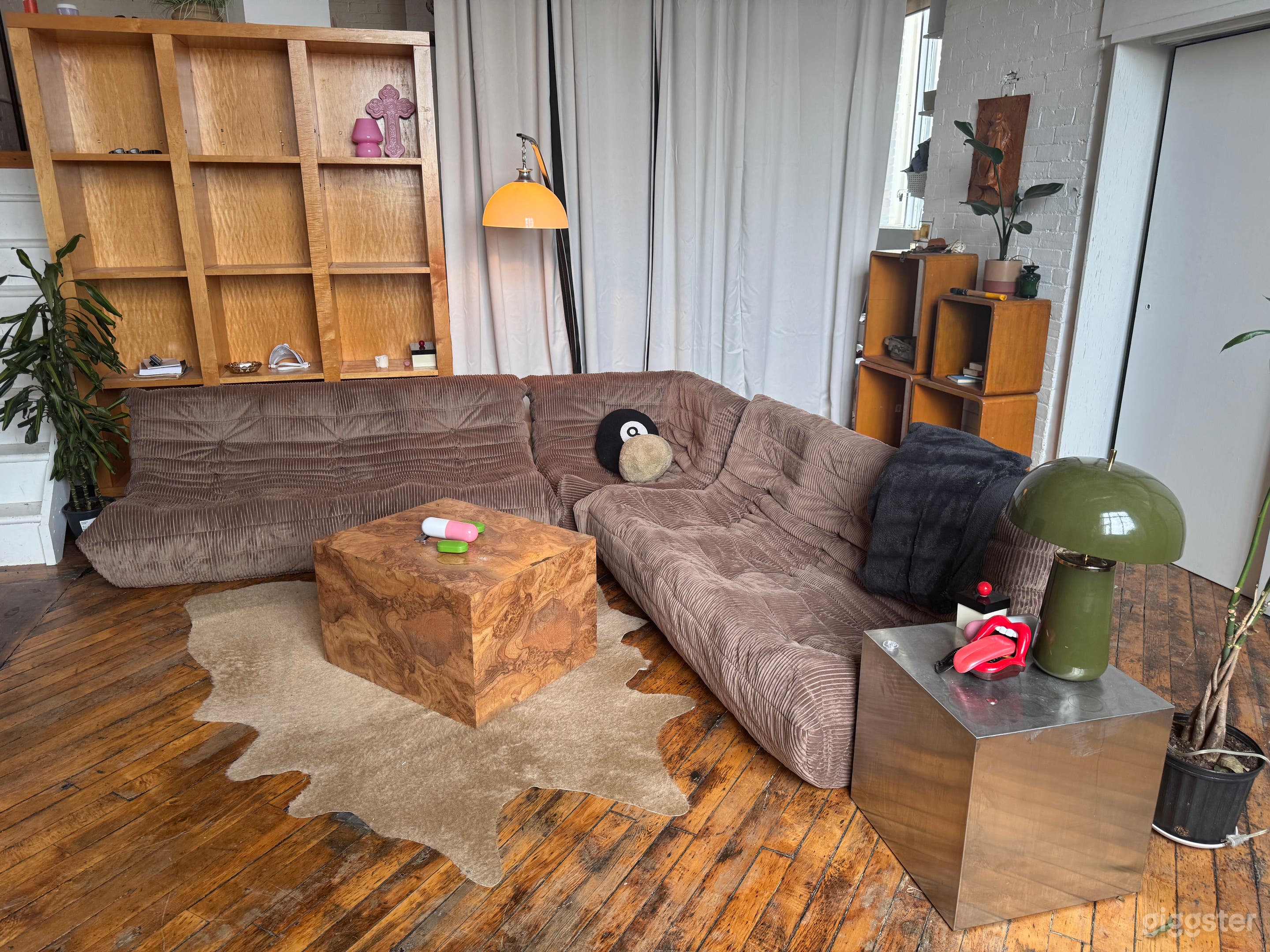 SUNLIT MODERN INDUSTRIAL LOFT Photo 1