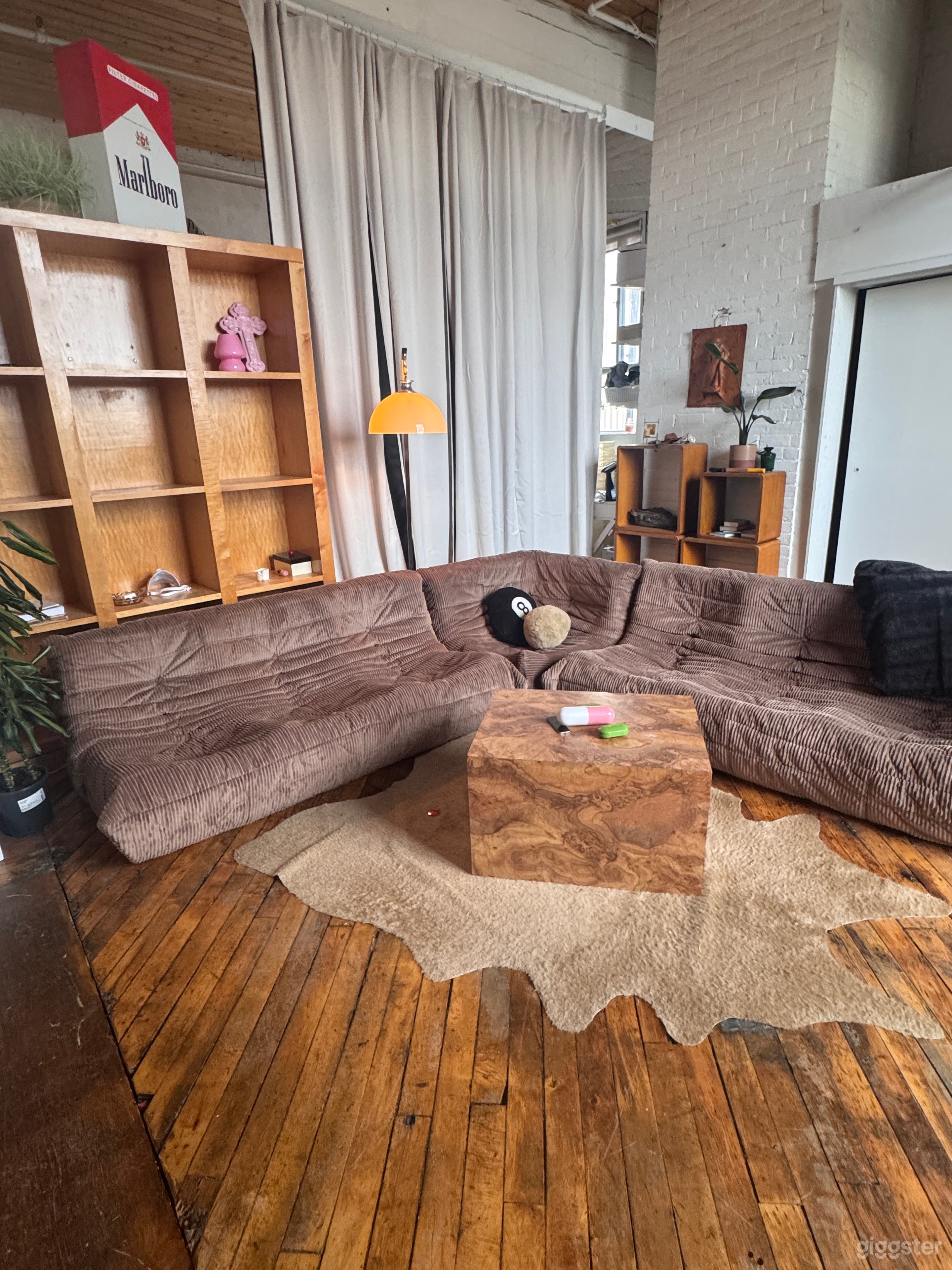 SUNLIT MODERN INDUSTRIAL LOFT Photo 2