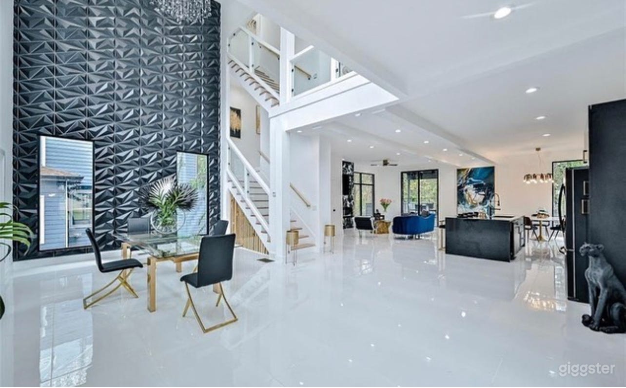 Modern Living Room/Kitchen/Dinning/Office/Basement Photo 2