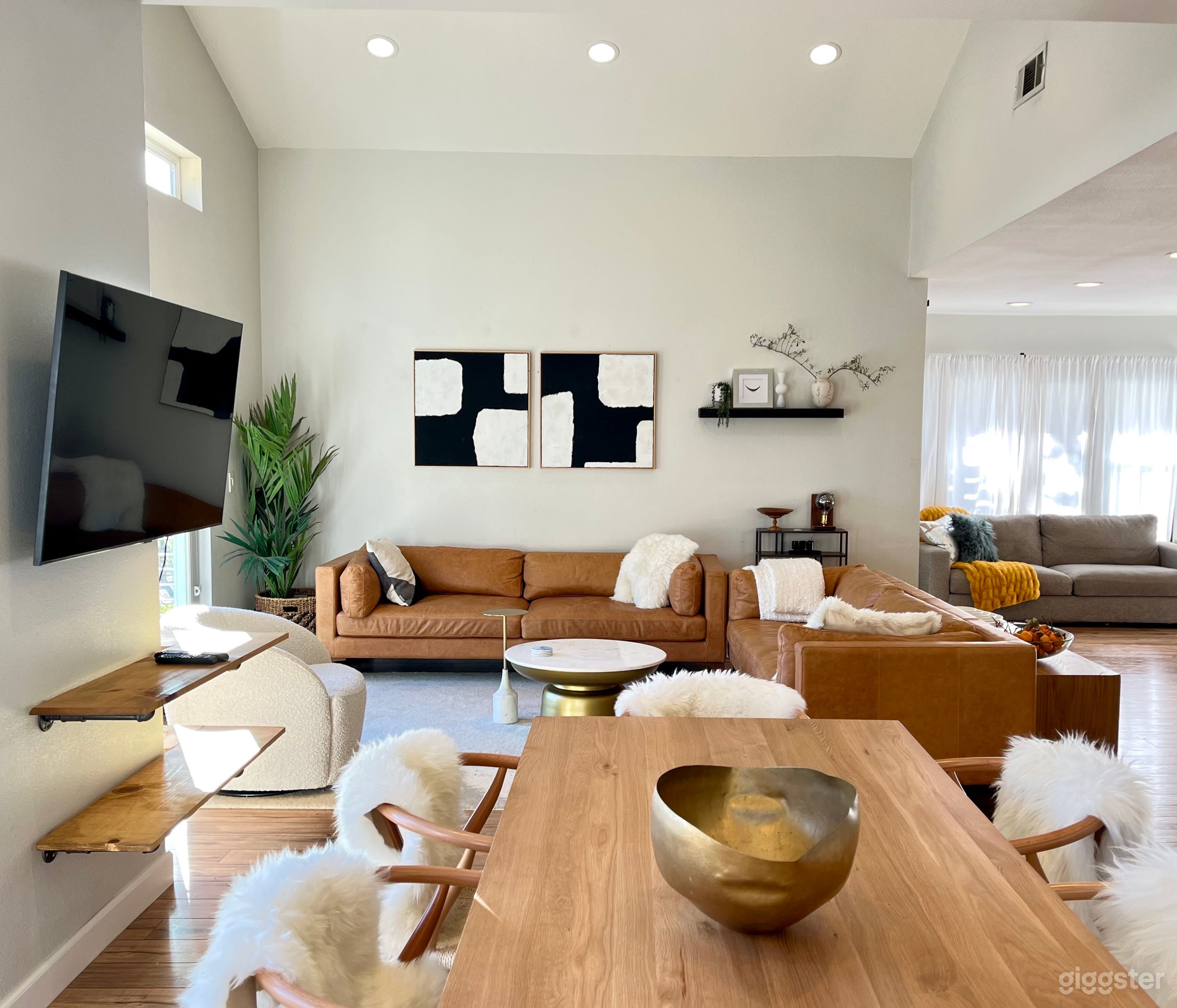 Bright & Airy - Rustic Modern Hillside Bungalow Photo 1