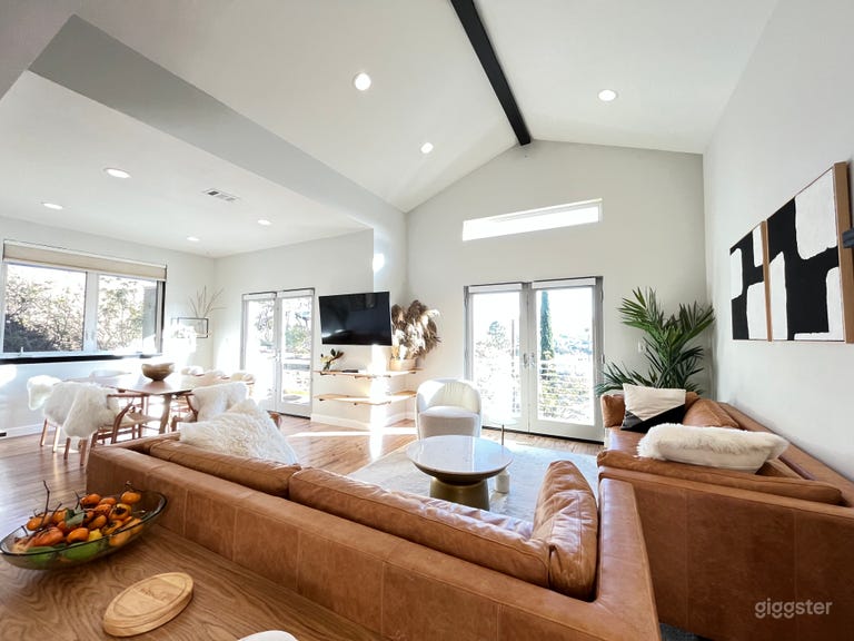  Bright & Airy - Rustic Modern Hillside Bungalow 