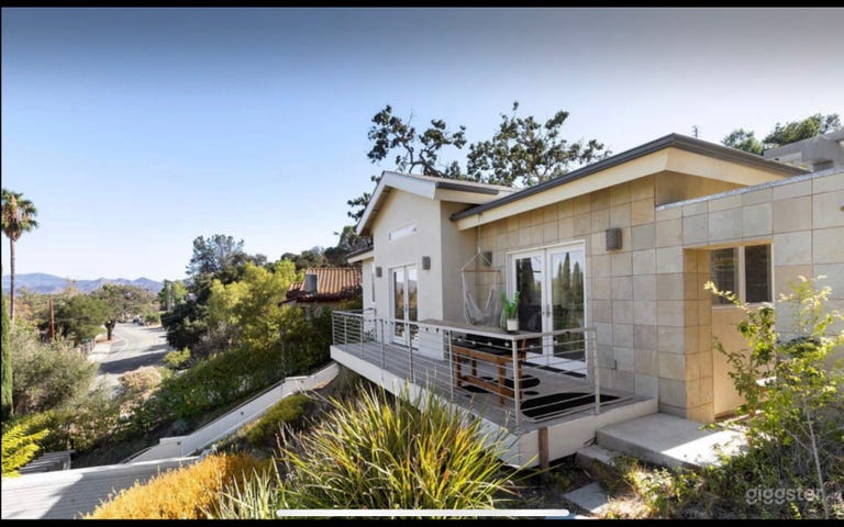  Bright & Airy - Rustic Modern Hillside Bungalow 