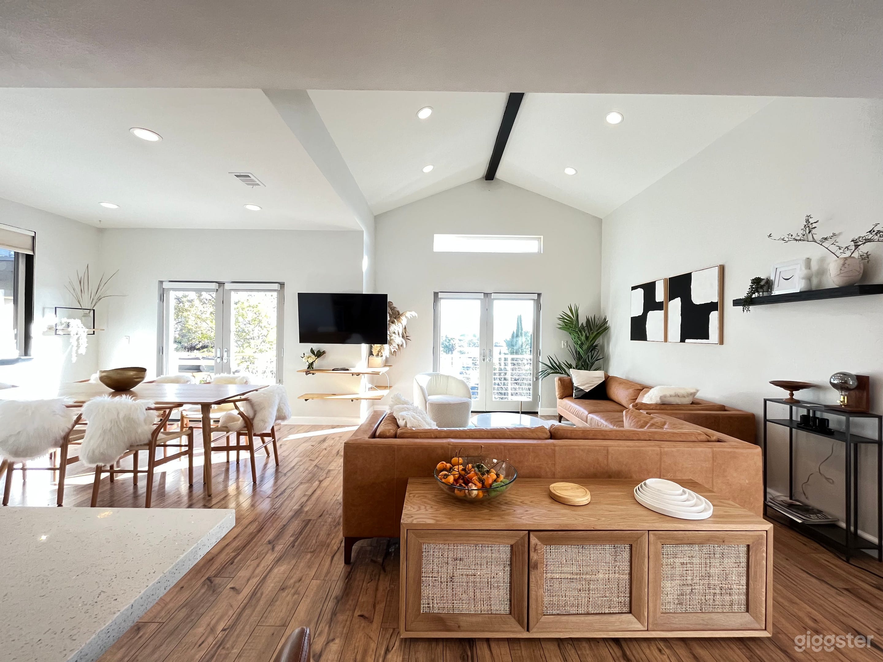 Bright & Airy - Rustic Modern Hillside Bungalow Photo 4