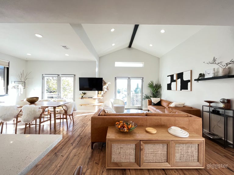  Bright & Airy - Rustic Modern Hillside Bungalow 