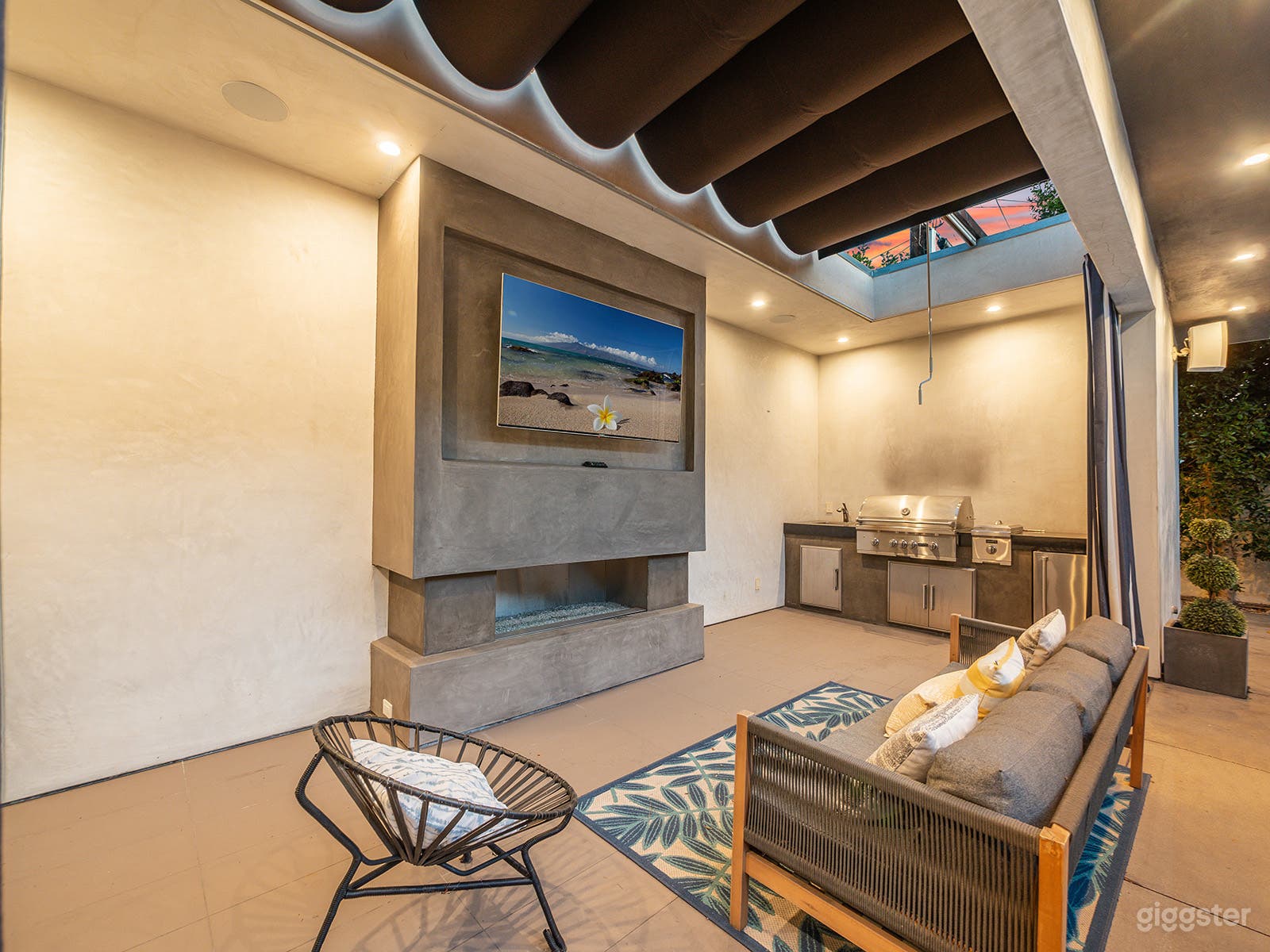 Meticulously Designed Melrose Estate Photo 4