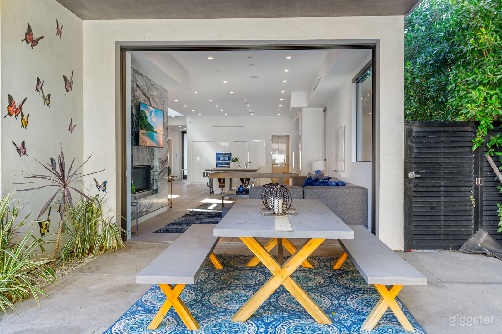 Meticulously Designed Melrose Estate Photo 4