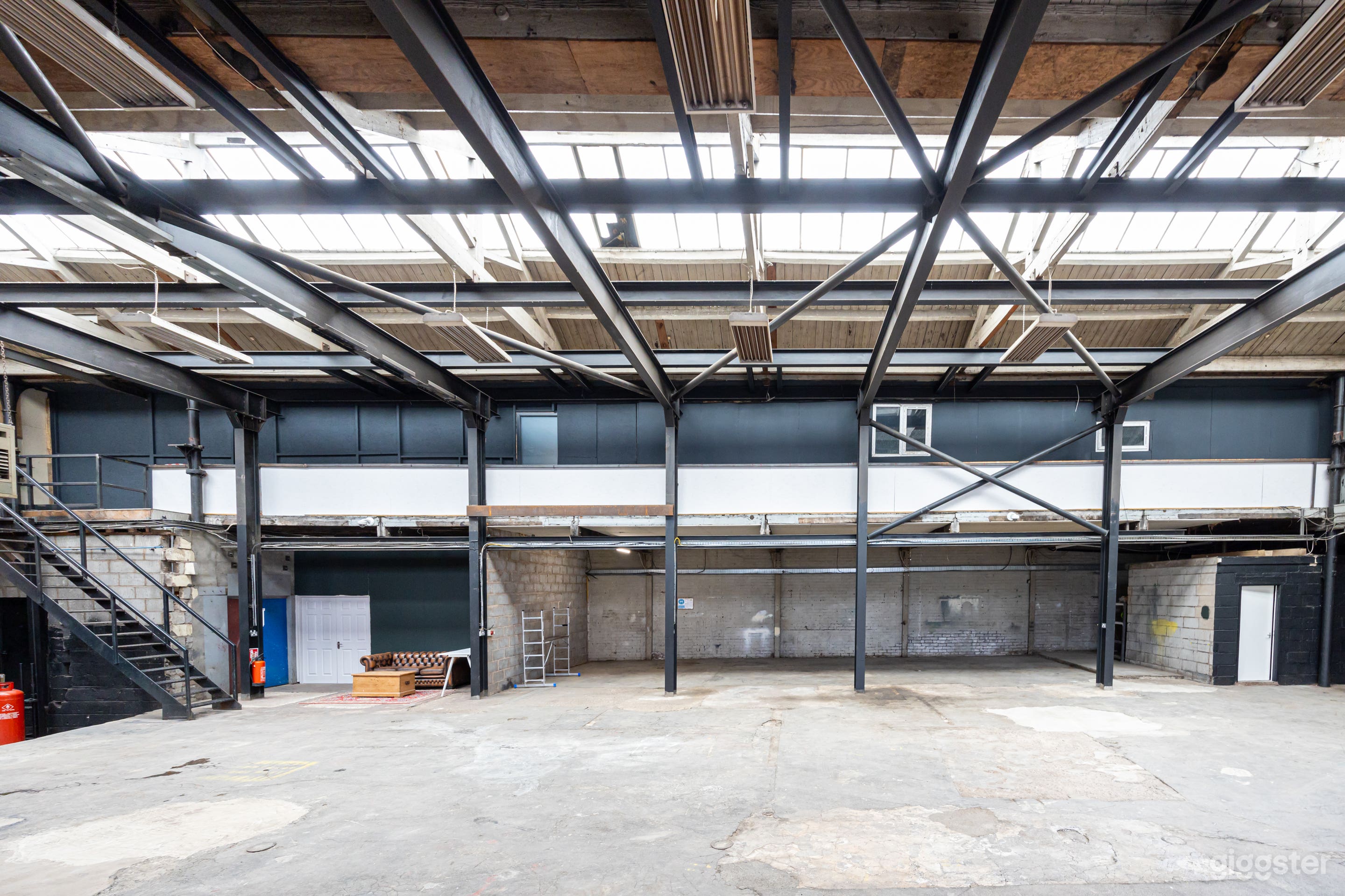 6000sqft. Drive in industrial Warehouse with cove Photo 2