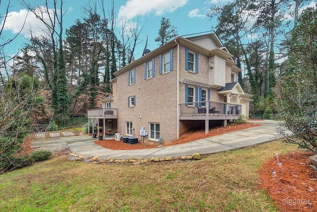 Large metro Atlanta well furnished home Photo 3