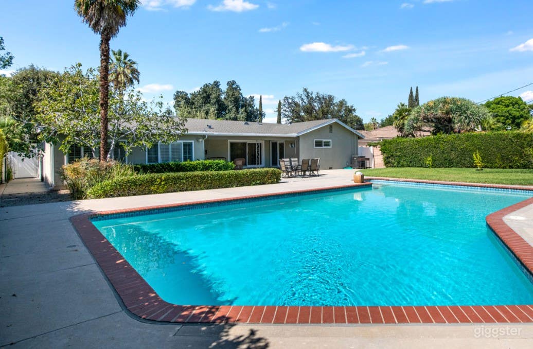 Fancy and Spacious Backyard Pool  Photo 3