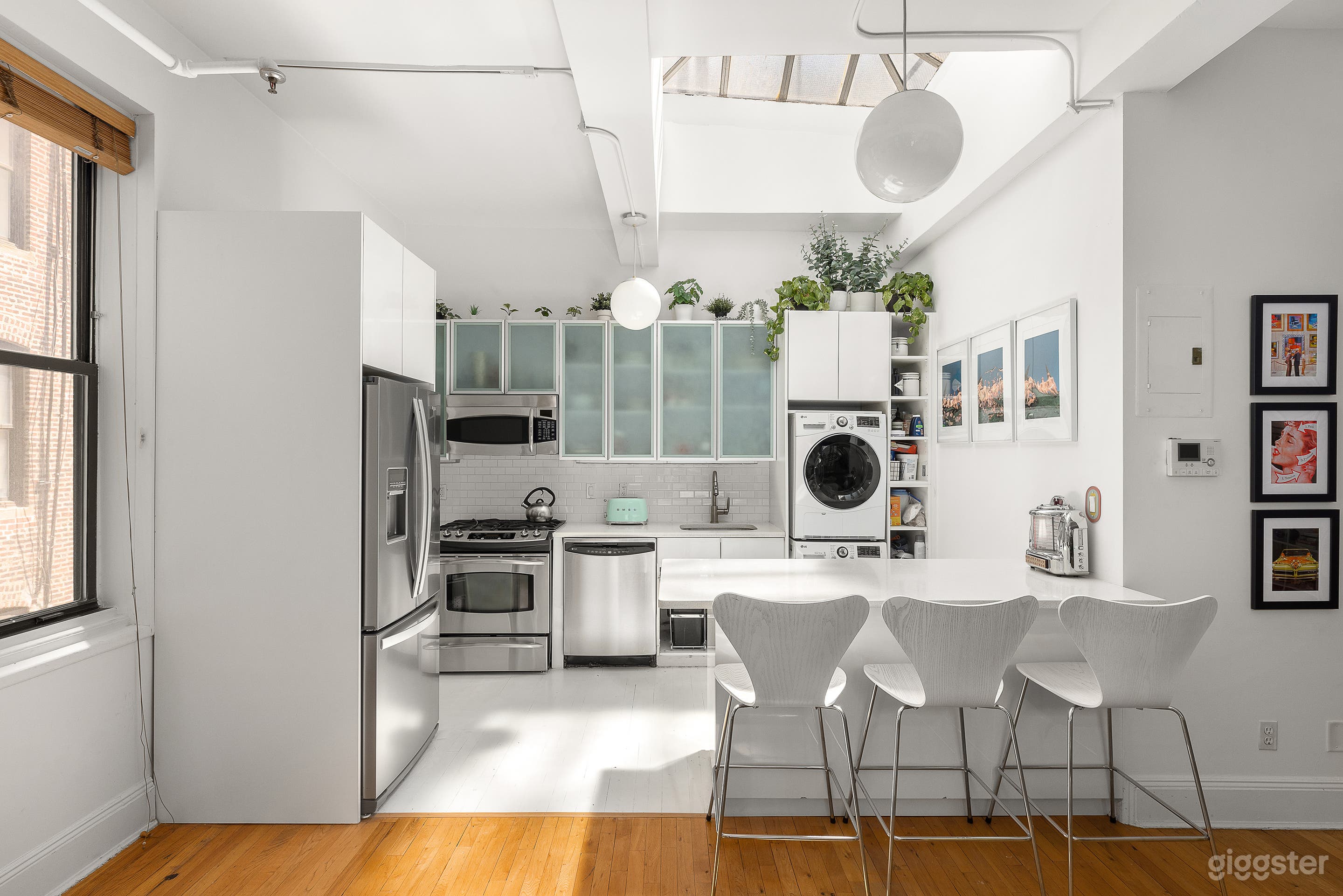 Colorful, Modern Loft with Skylight &amp; Private Terrace Photo 2