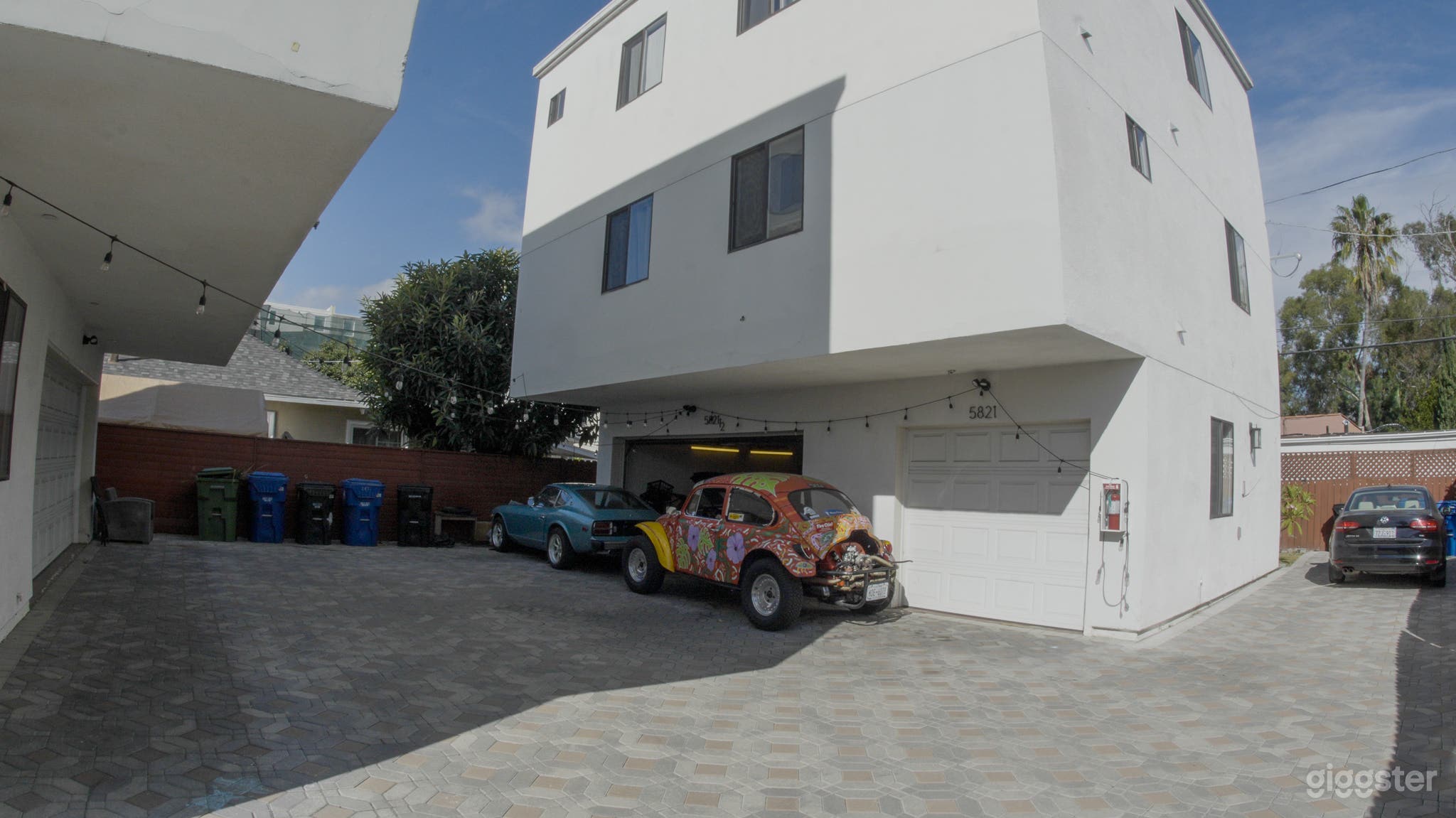 Vintage Cars Garage with plenty of natural light Photo 2