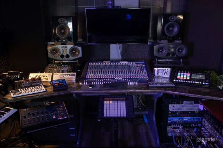  The mixing and production area features state-of-the-art monitoring speakers and a 32-channel Midas Mixer along with a collection of new and vintage analog and digital drum machines and synthesizers. 