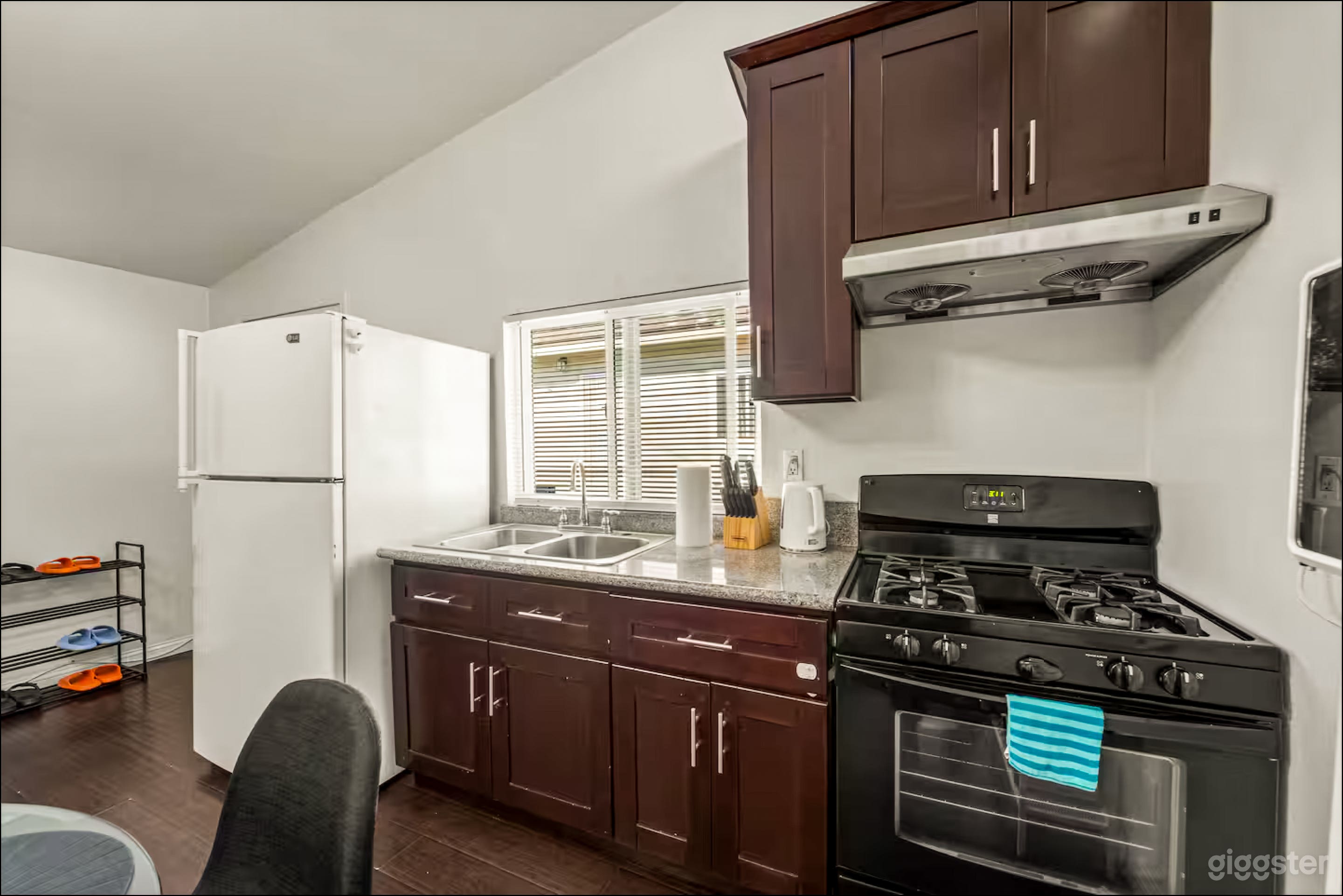 Spacious Alhambra Home with Natural Light & Film-Ready Inter Photo 3