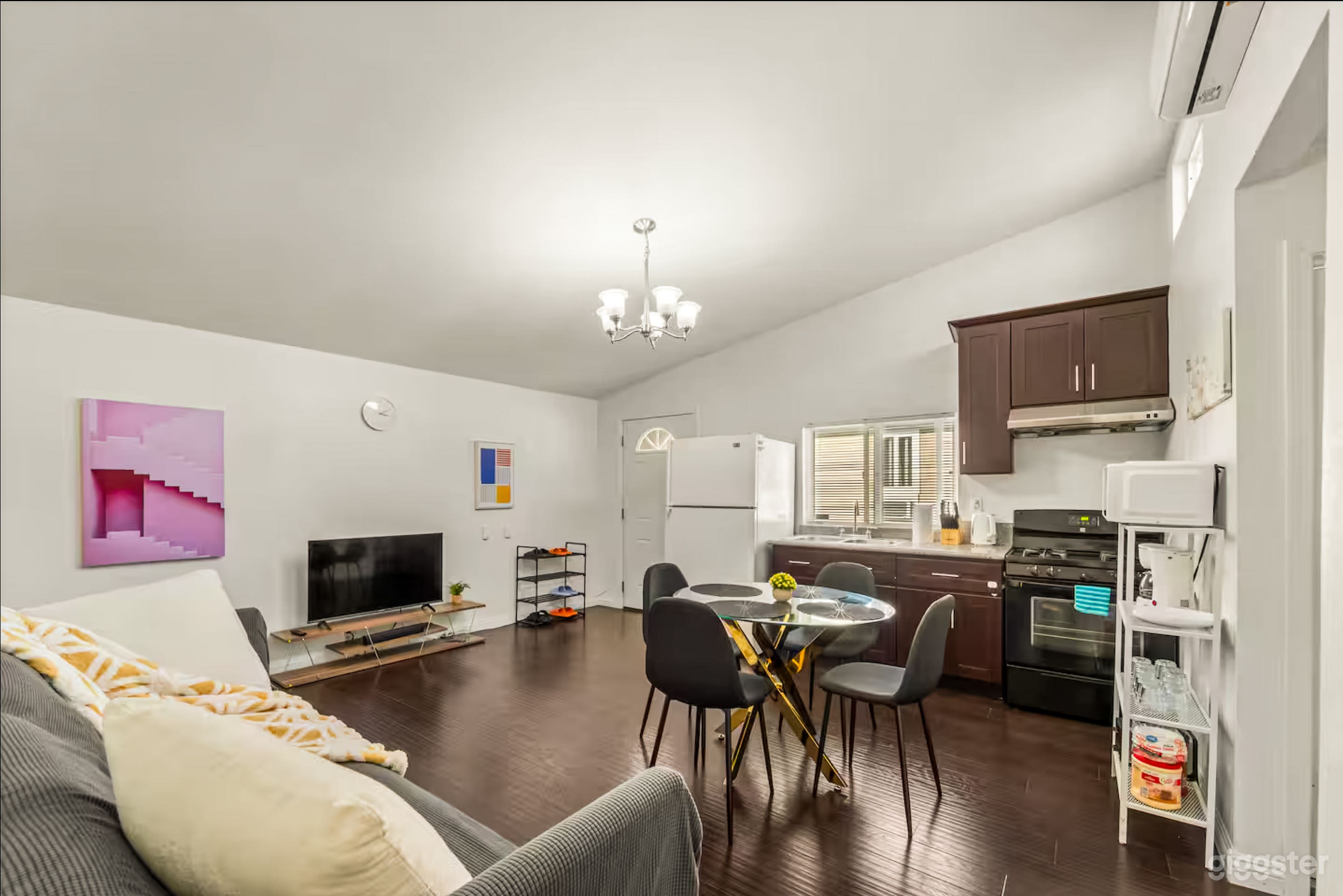 Spacious Alhambra Home with Natural Light & Film-Ready Inter Photo 4