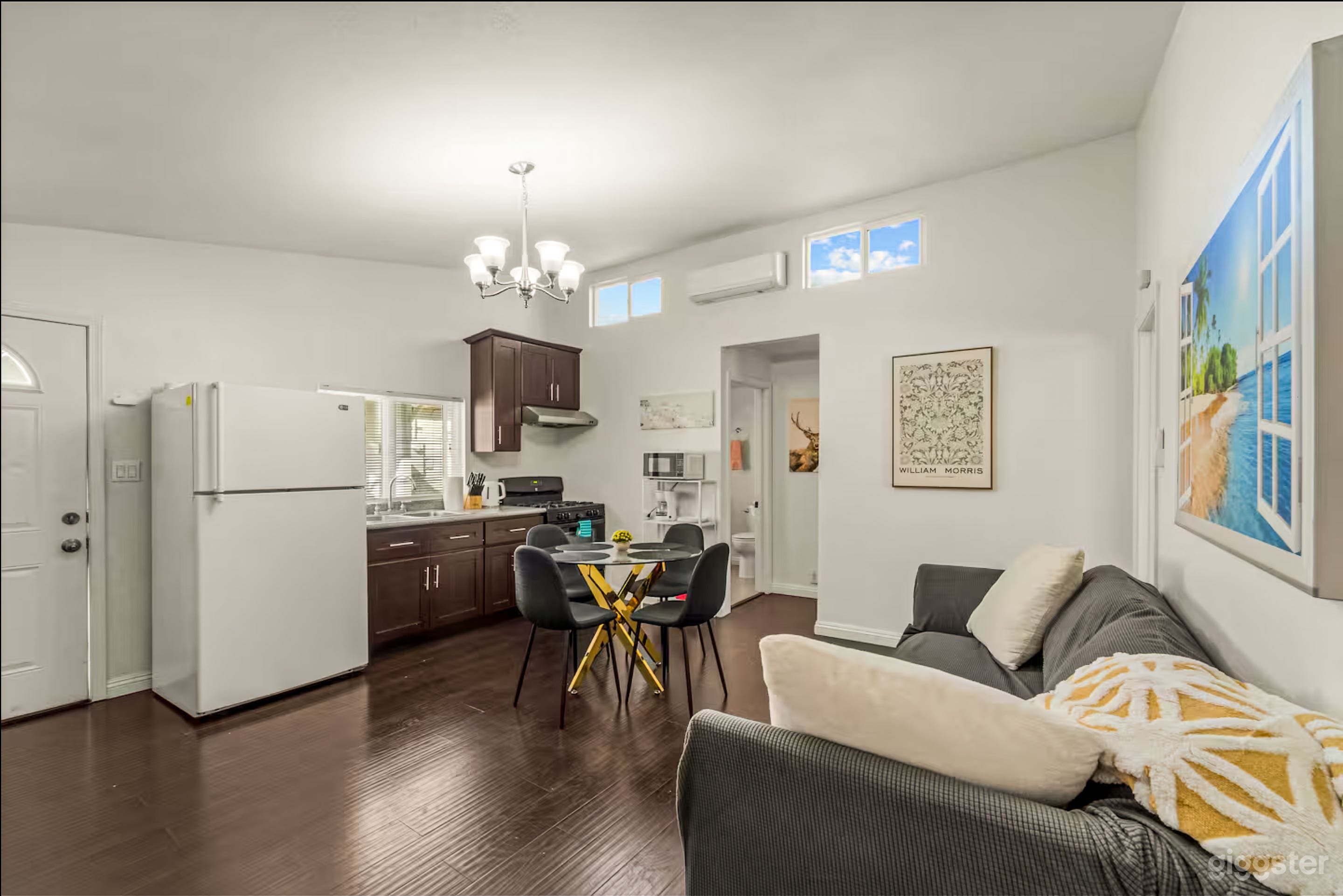 Spacious Alhambra Home with Natural Light & Film-Ready Inter Photo 2