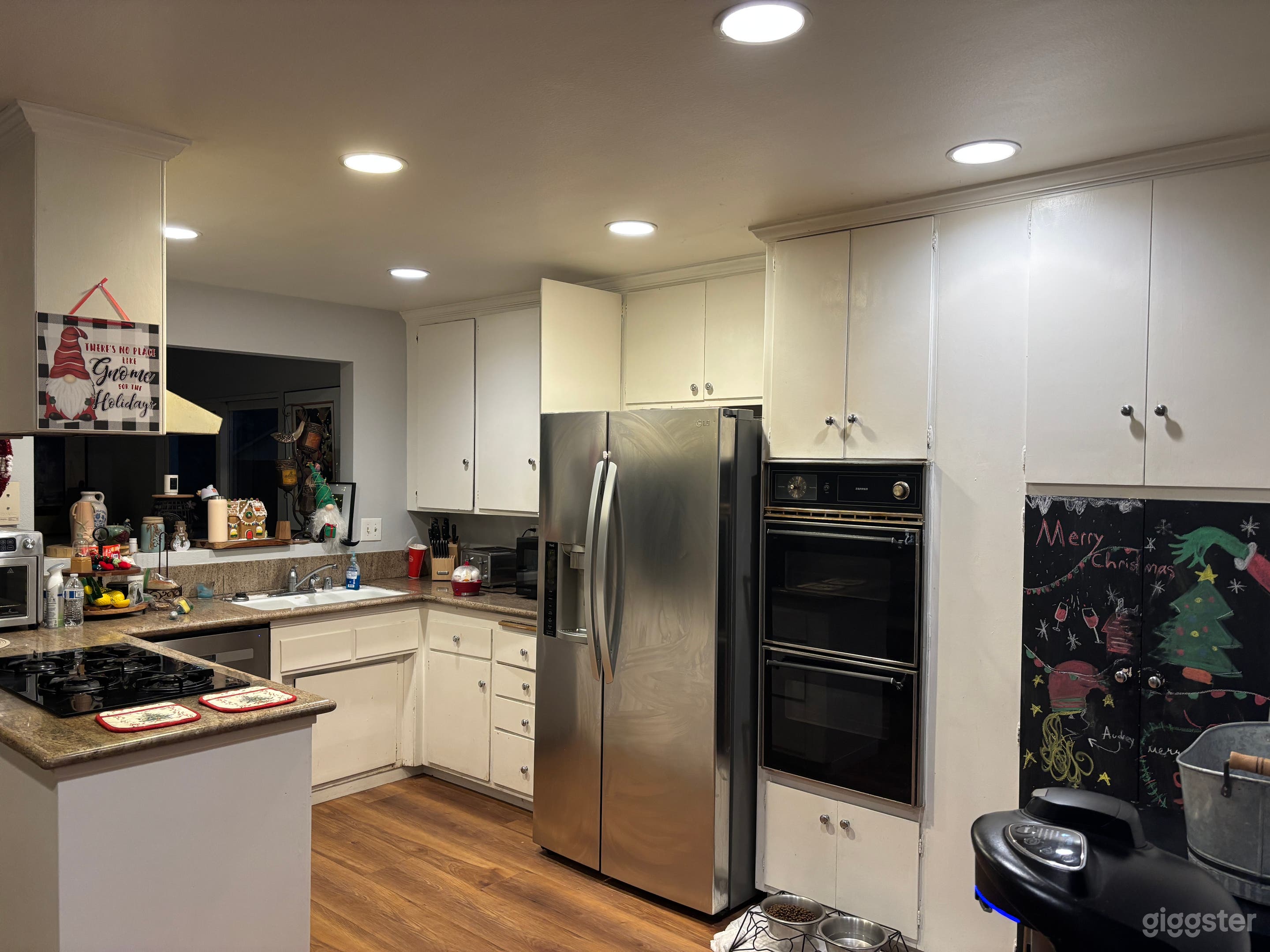 West Hills Modern Family Home with park and vacant lot near Photo 2