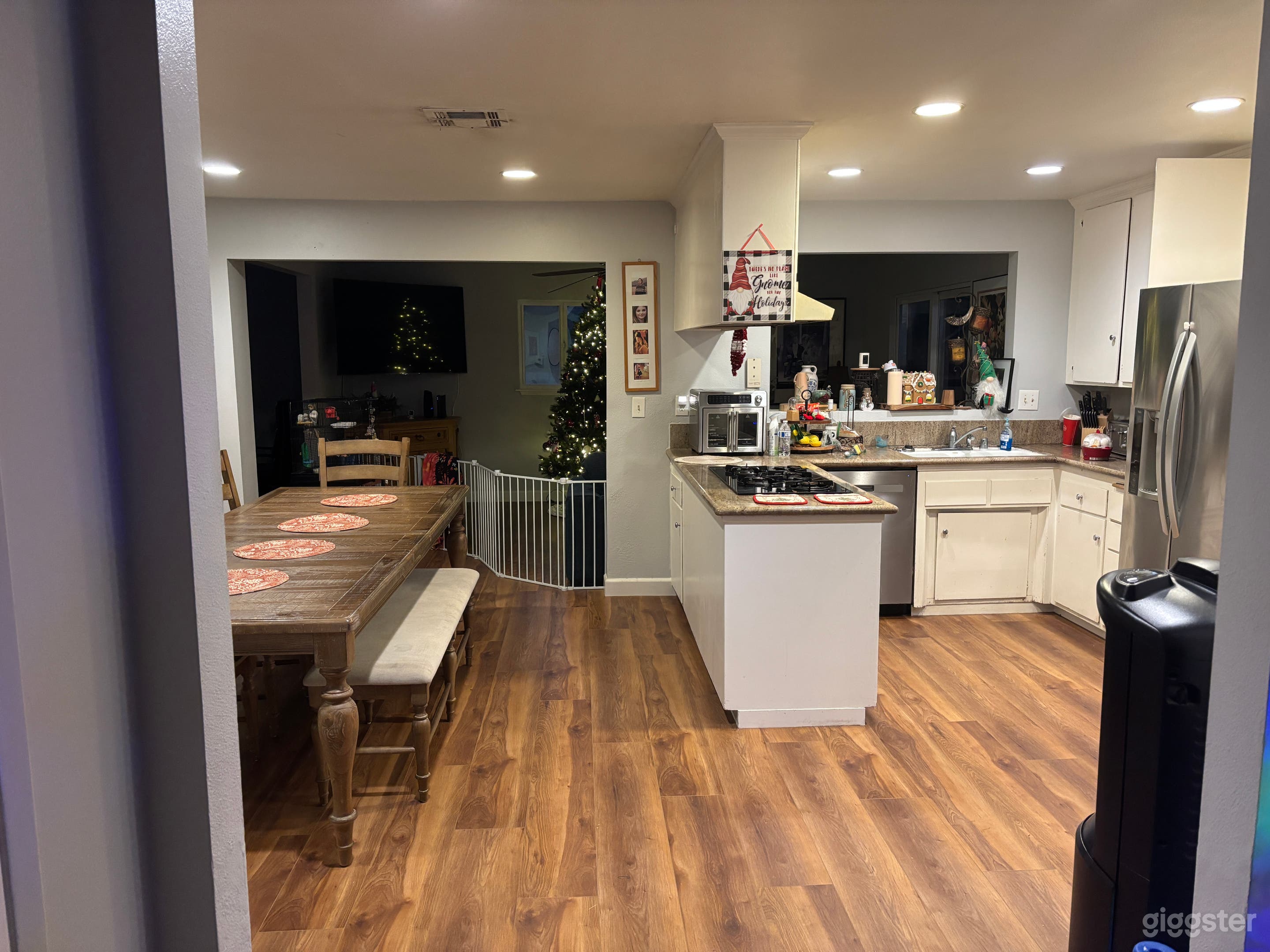 West Hills Modern Family Home with park and vacant lot near Photo 1