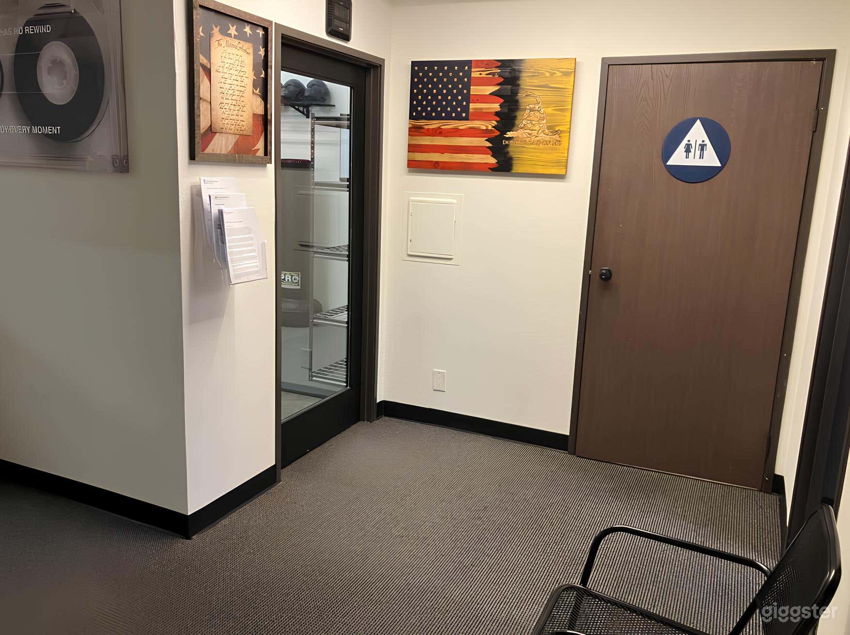 Lobby Meeting Space (2nd Room) Photo 3