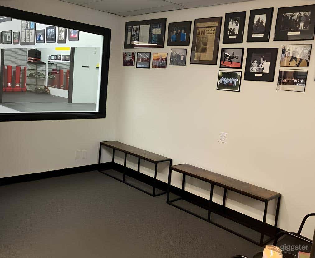 Lobby Meeting Space (2nd Room) Photo 4