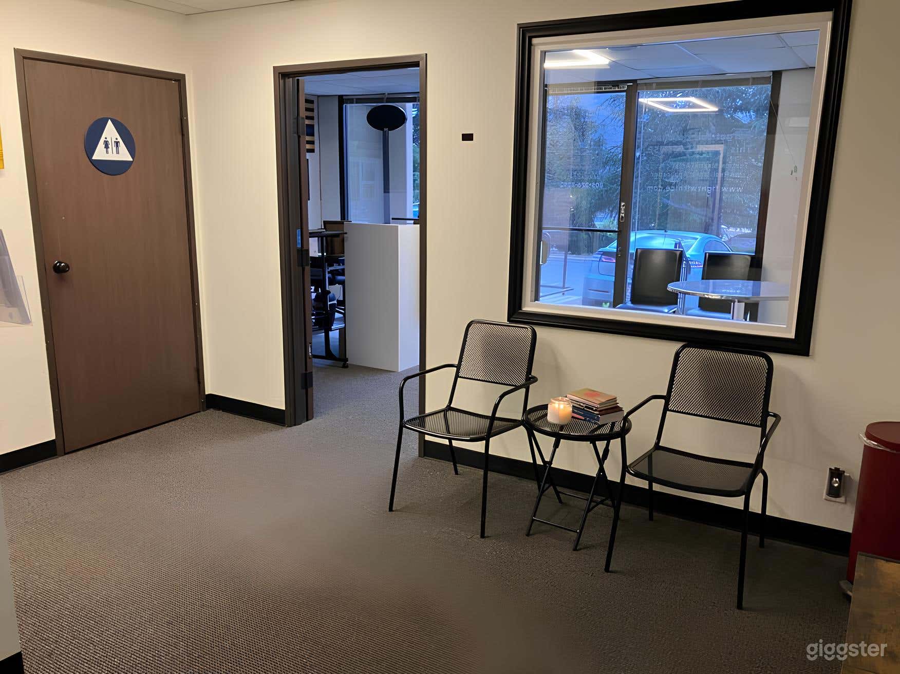 Lobby Meeting Space (2nd Room) Photo 2