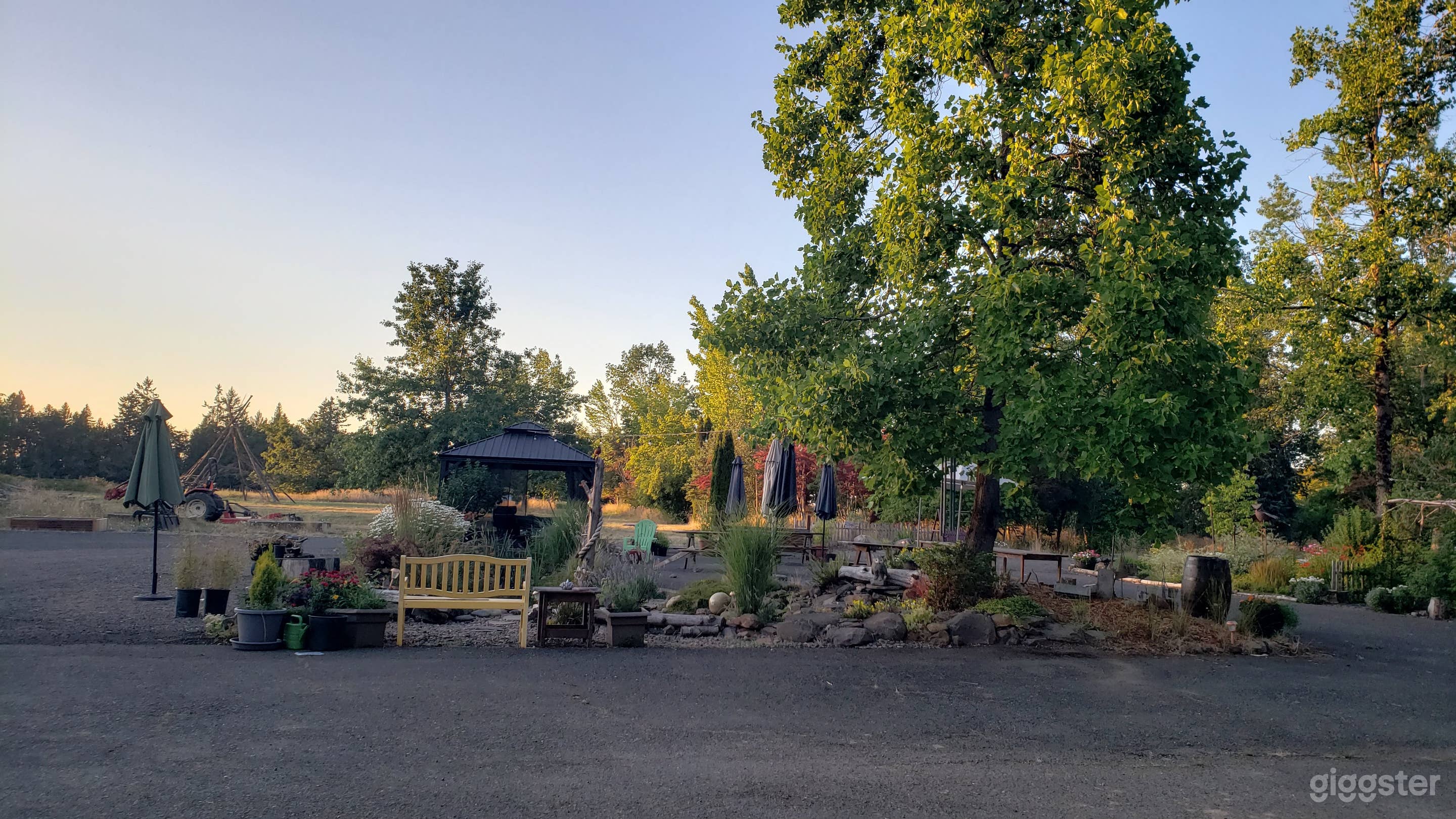 Beautiful Courtyard Wedding Set-up in Canby Photo 1