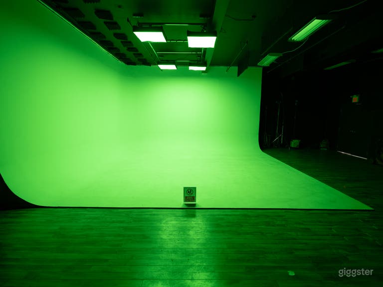  Toronto 1,100 sq ft Cyclorama Studio Rental for Photo-Video 