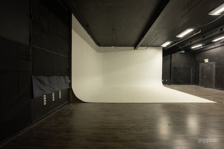  Toronto 1,100 sq ft Cyclorama Studio Rental for Photo-Video 
