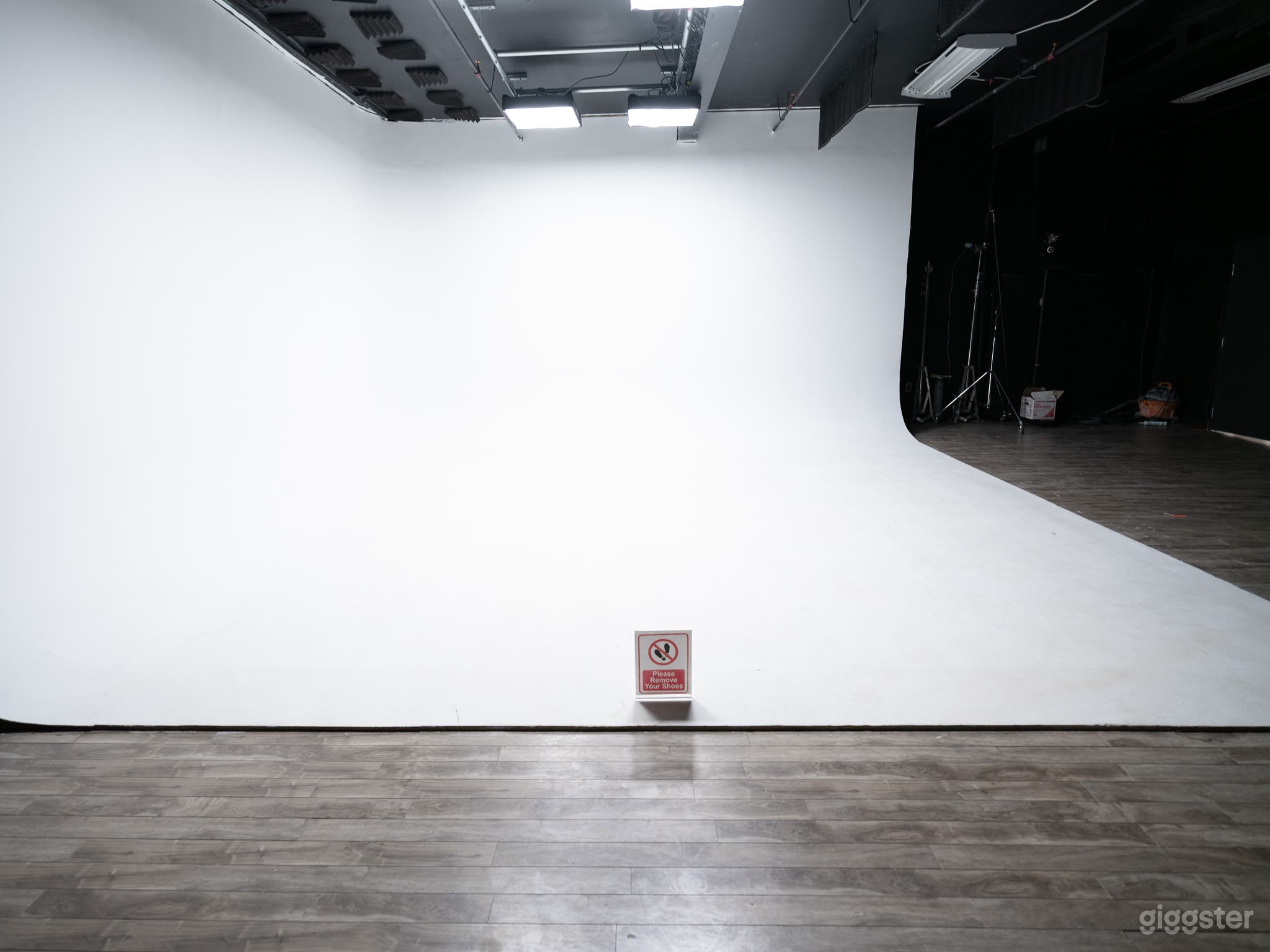 Toronto 1,100 sq ft Cyclorama Studio Rental for Photo-Video Photo 2