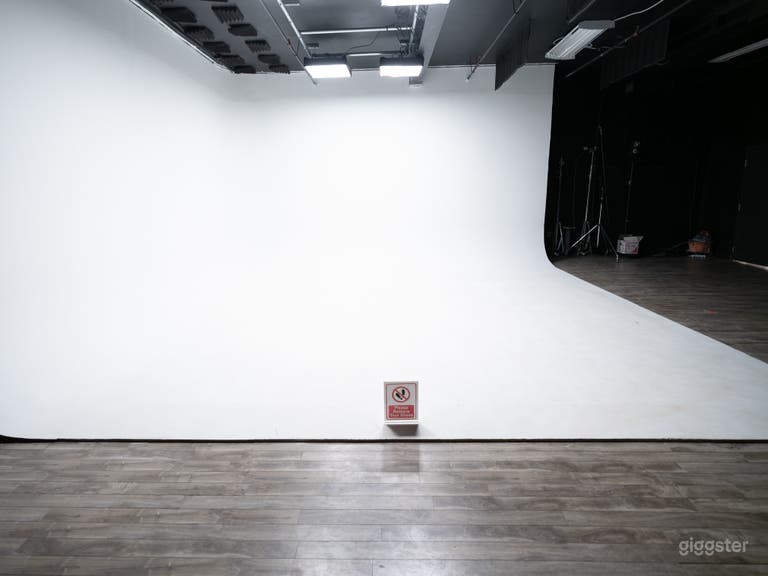  Toronto 1,100 sq ft Cyclorama Studio Rental for Photo-Video 